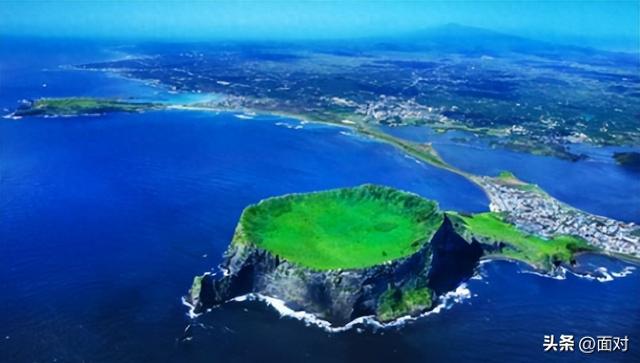 山海交融的独特火山锥景观 韩国济州岛的城山日出峰有四大地形看点