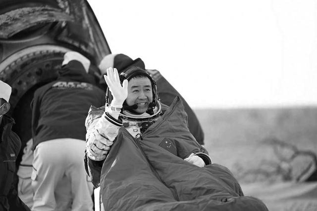 神舟二十号航天员乘组成功返回