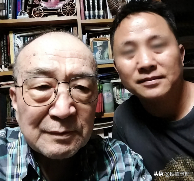 78岁李保田近况令人唏嘘，住处杂乱喝10元桶装水，如今老到不敢认