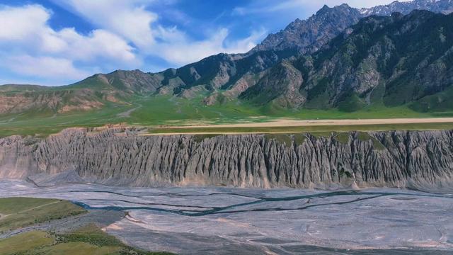 疆山如画丨云影漫舞山峦间 乌苏秋色初显童话秘境