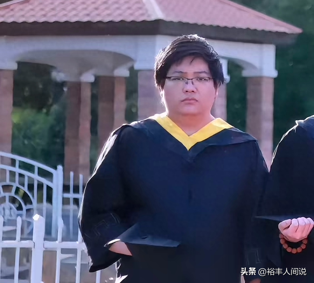 河南大学生王梦麒去世，年仅24岁，爸爸出轨患脑出血，妈妈不离弃
