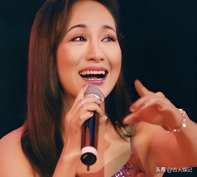 屡次登上春晚走红的郑绪岚，远嫁美国丢了事业，如今她现况如何