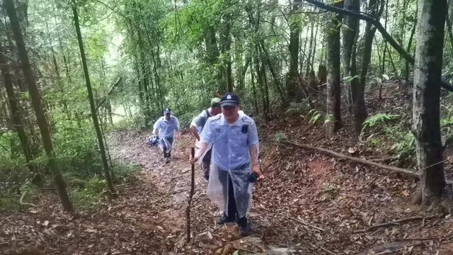顺昌公安：登山遇困雨雾中 “警”急救援解危局