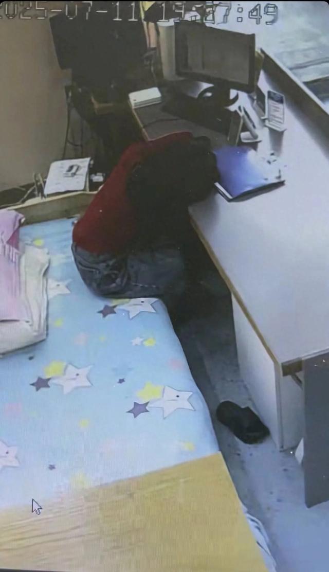 贵州一女子晒酒店前台睡觉日常引热议，她回应：小酒店、工资4500