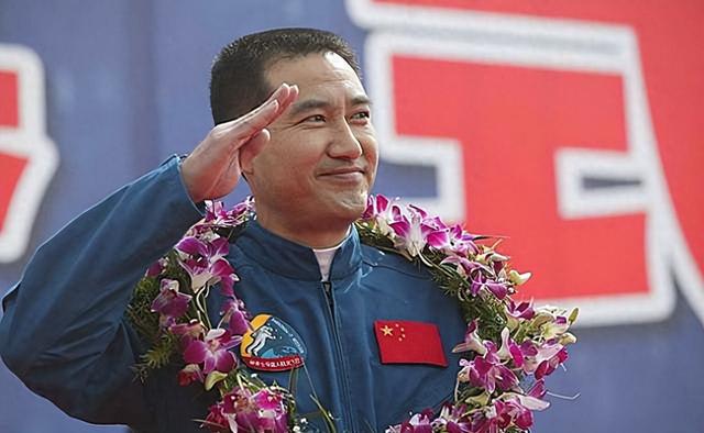 03年翟志刚结束任务后回家，却发现母亲已去世，在遗像前长跪不起