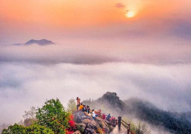 秋游六安看彩林 冬来滑雪泡温泉