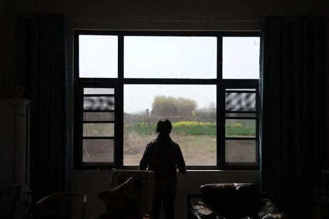 67岁阿姨骑行20个国家治好抑郁症，为保护自己剃光头