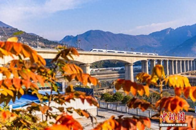 湖北兴山：高铁绘“彩练” 斑斓入画屏