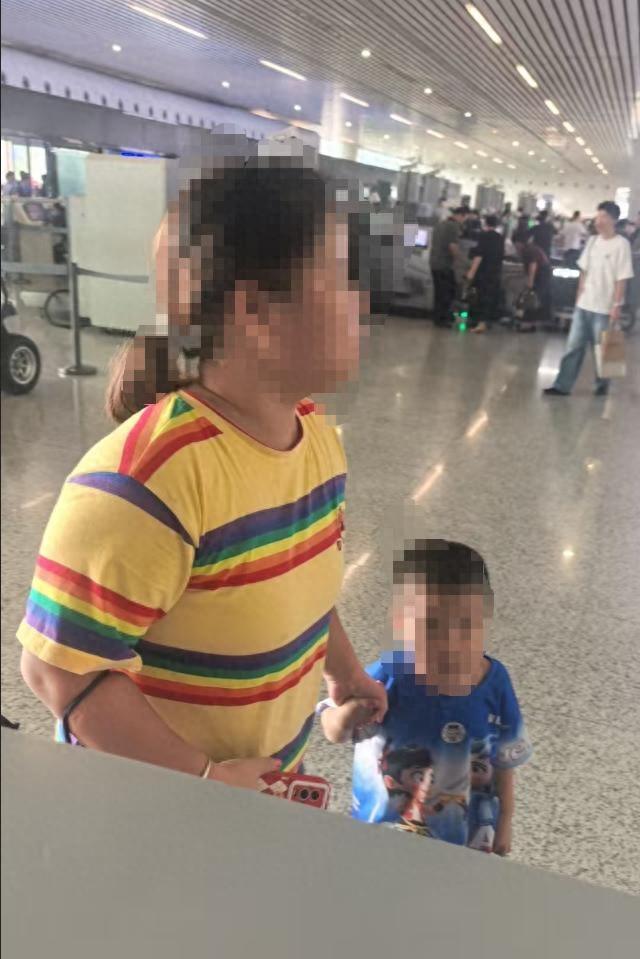 双胞胎哥哥在杭州东站被陌生女子抱走？派出所全员出动	，20分钟锁定“嫌疑人	”，万万没想到……
