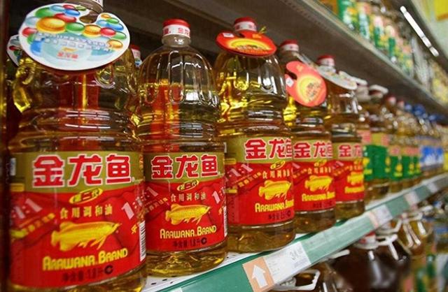 信号越来越明显！新加坡总理公开支持高市后，金龙鱼凉得更快了