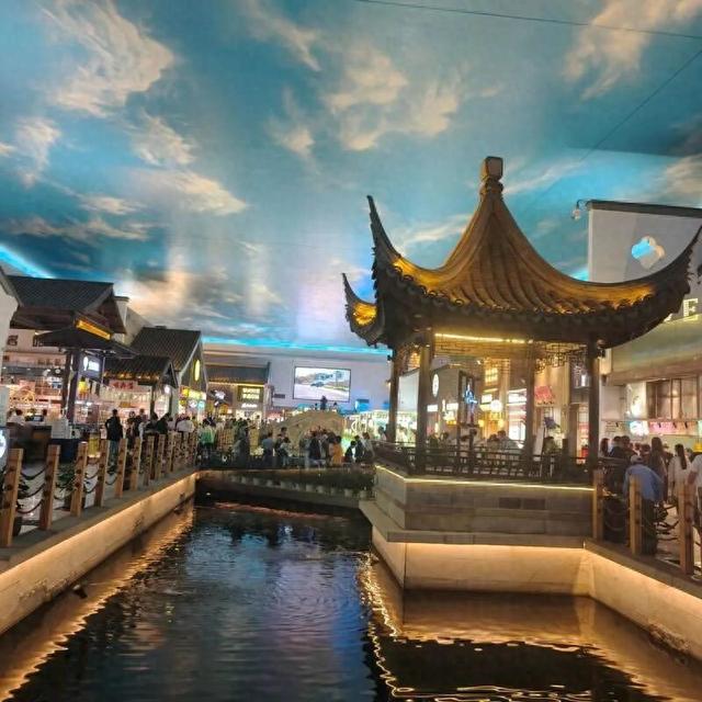 骨头镇手机版破解版（当园林和恐龙被搬进高速服务区）