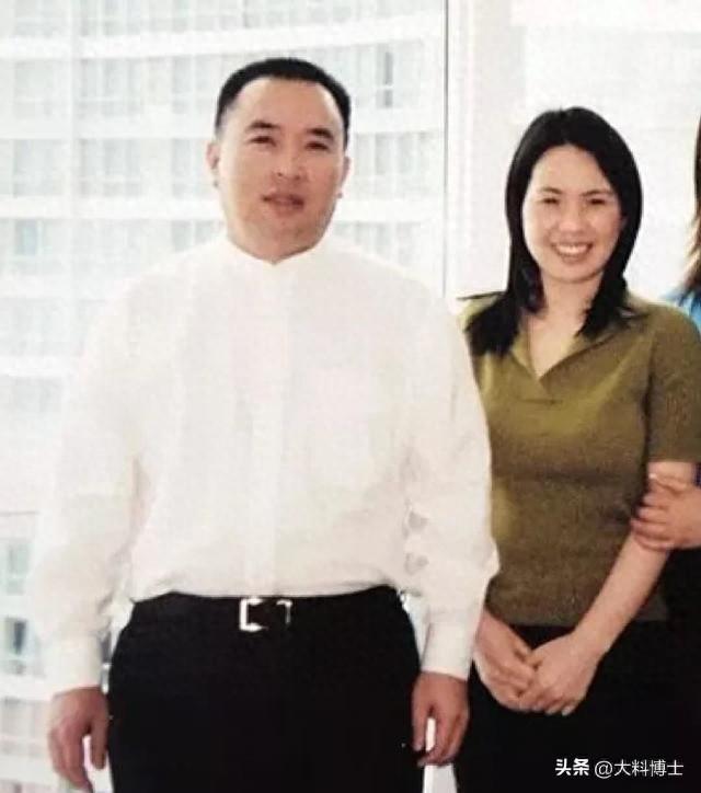 赖昌星妻子曾明娜晒老宅近况：独居3000平庭院，一个人做饭弄花草