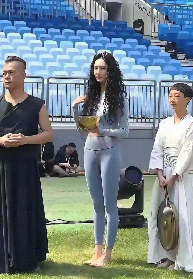 不怪那么多人想娶她	，真人确实好看！