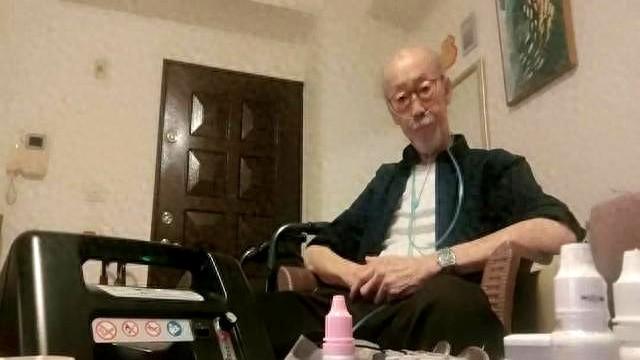 港星因病留院两月靠氧气机生活,81岁终生未婚,曾与汪明荃有过恋情