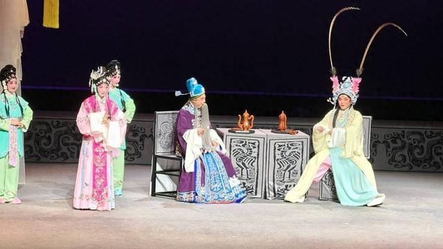 三国题材双人游戏（近60年未演梅花刘谊领衔川剧连环计演绎三国美学）