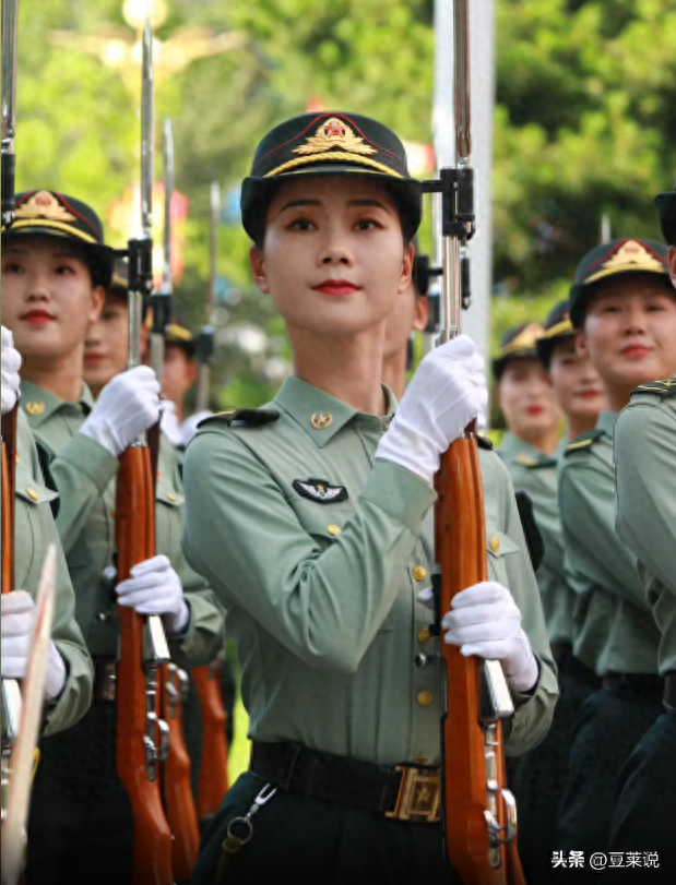 女民兵李思颖阅兵结束后，收到一封通知书，知情人曝去向引热议