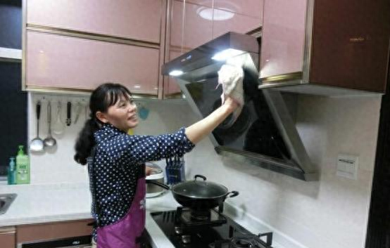 江苏一5旬保姆，捡走主家8个茅台瓶，拿到烟酒店竟卖出“天价”