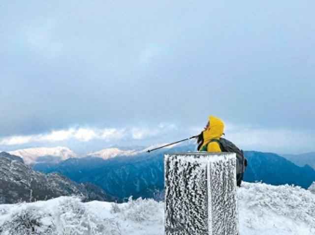 “登高热”催火“陪爬经济” 花钱雇人陪爬山能否行稳致远