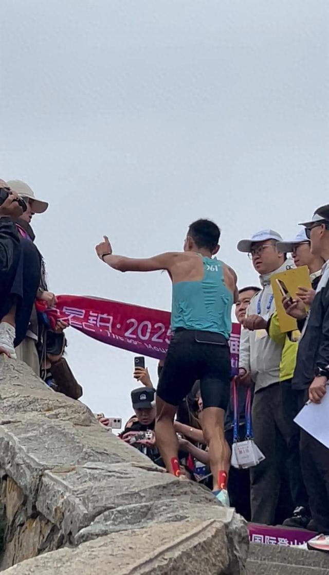 男子59分52秒登顶泰山获奖2万元，18年前他创下的56分22秒纪录至今无人打破