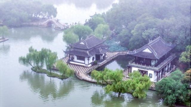 江苏扬州：秋雾萦绕瘦西湖