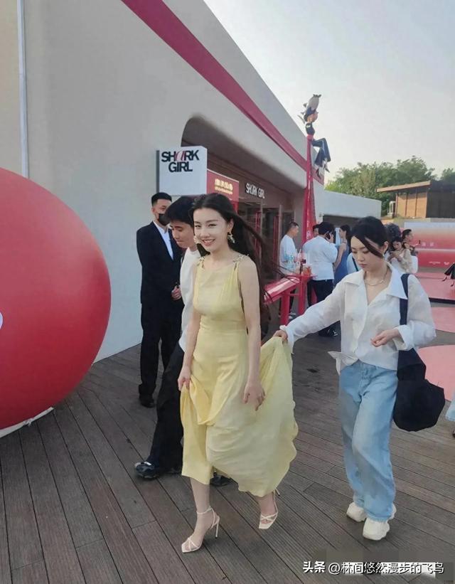 电视上看着一般般，真人确实漂亮，身材比例也很好。