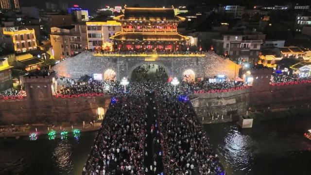 璀璨灯火映千年 长汀夜游人气旺