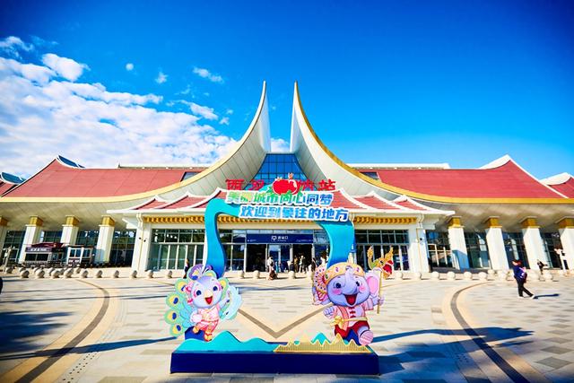 西双版纳站，遇见“雨林会客厅”，一座车站连接着中老艺术风情