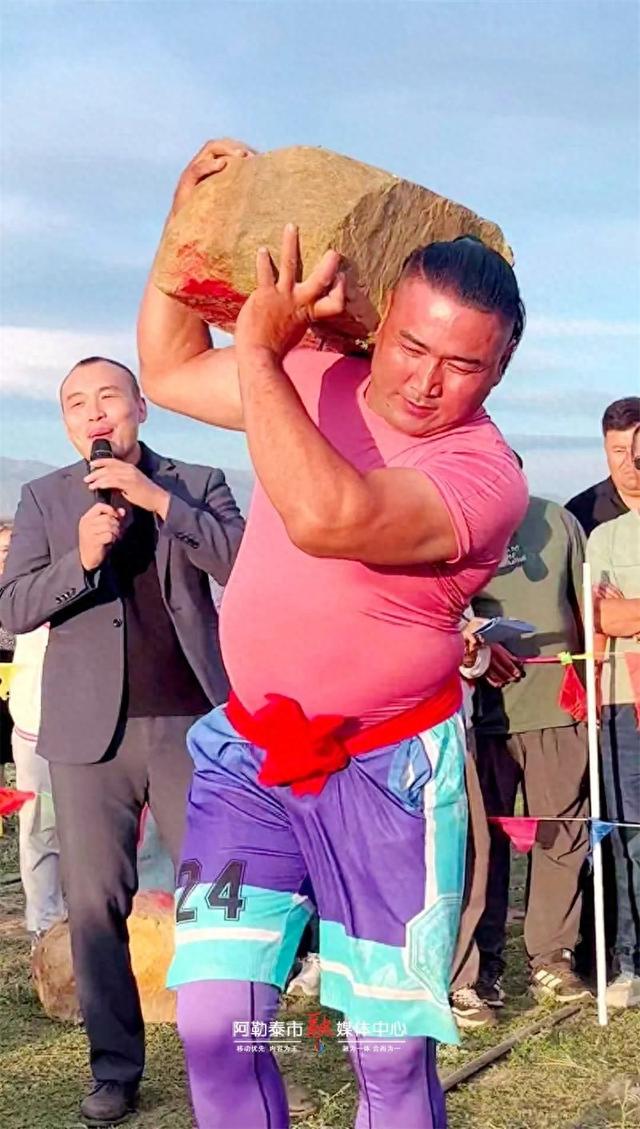 玩转阿勒泰丨举石 射箭 掰腕齐嗨 蒙克牧场这场盛会燃爆阿勒泰夏夜