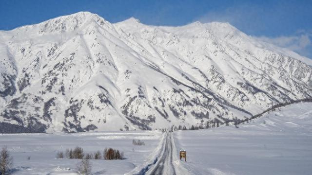 新疆喀纳斯景区遭遇降温降雪，道路仍处于管制状态