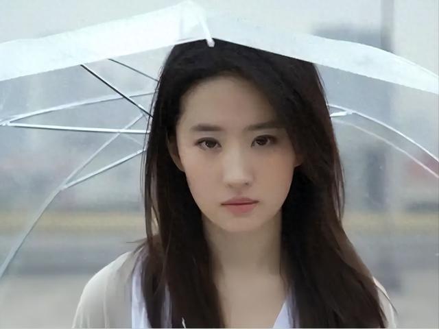 拍吻戏有生理反应怎么办？刘亦菲回应令人脸红，普通人很难做到！