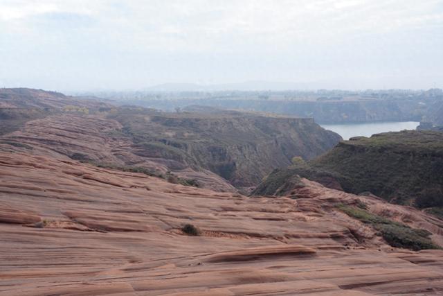 陕西靖边：水上丹霞初冬限定景致