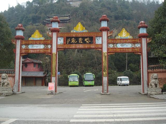 探秘张家界紫霞观：从历史战火到今朝辉煌，兼听仙踪传说