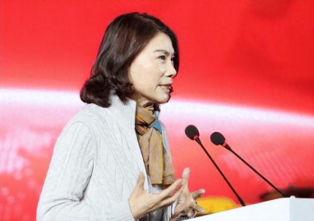 一个都跑不掉！华为600万年薪高管，带13人偷芯片，如今下场解气