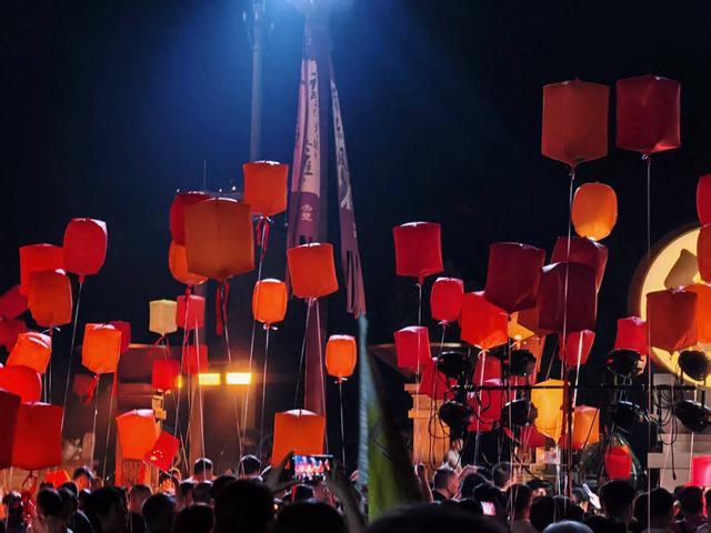中秋月圆夜 千灯映赤壁 赤壁古战场千人放飞孔明灯