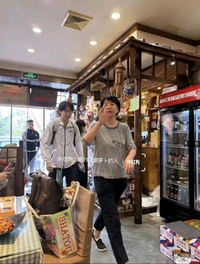 王楚钦去玉桥餐厅一不小心和孙颖莎“同框”了，打包又引球迷猜测