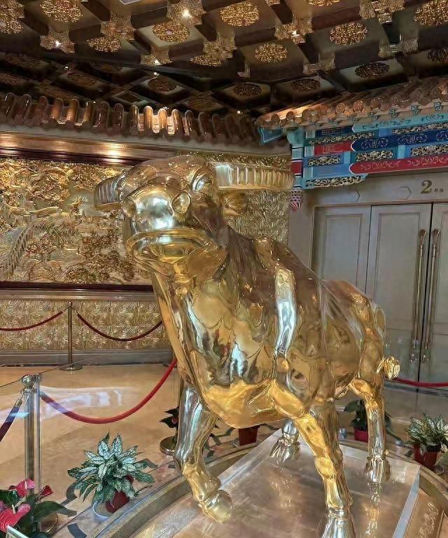 金价狂飙！华西村一吨金牛身价暴涨，这回真成传家宝了