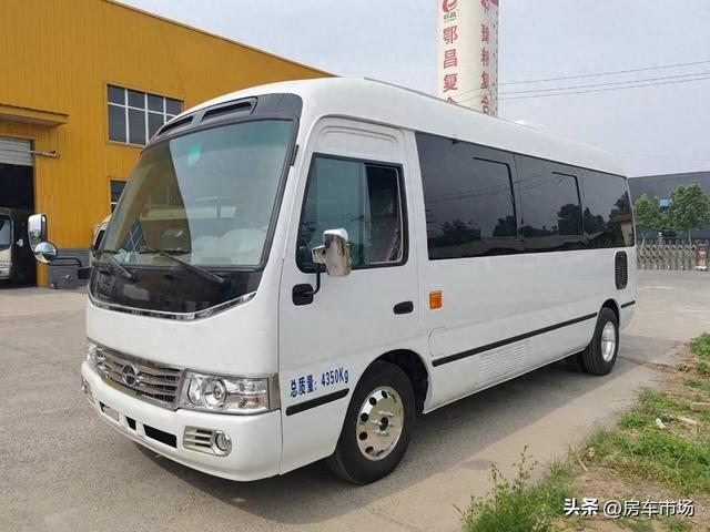 适合退休自驾！九龙考斯特中巴房车6座上下床版，四平八稳自动挡