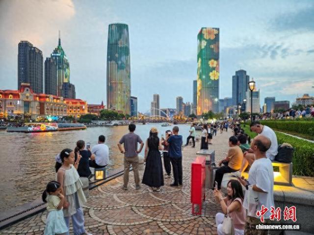 天津：海河两畔楼体光影秀与市民共绘城市浪漫