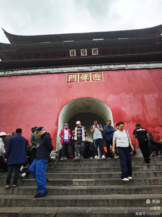 滇南邹鲁半榜誉：朝阳楼耸东城岿 一柱擎天迎新晖