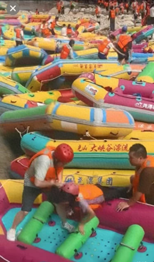 数十只漂流船拥挤河道，女童坠落水中被救起；景区称无人受伤