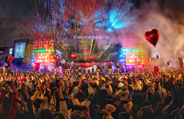 年轻妈妈携带2岁儿子爬雪山跨年受困，被发现时孩子已经失温