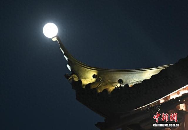 中秋明月照西湖 烂漫“月湖”醉游人