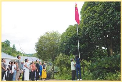 文化中国行|深山农家院 国旗飘扬37年