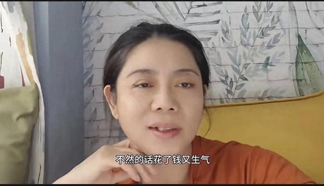 母女同游，因消费理念不同，一边花钱一边生气，都玩不开心