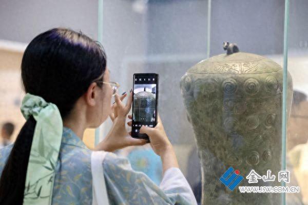 博物馆人气旺 观展避暑两不误
