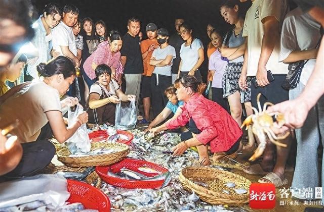 文化周刊 | 探访海口荣山寮沙滩鱼市：每口鲜都看得见