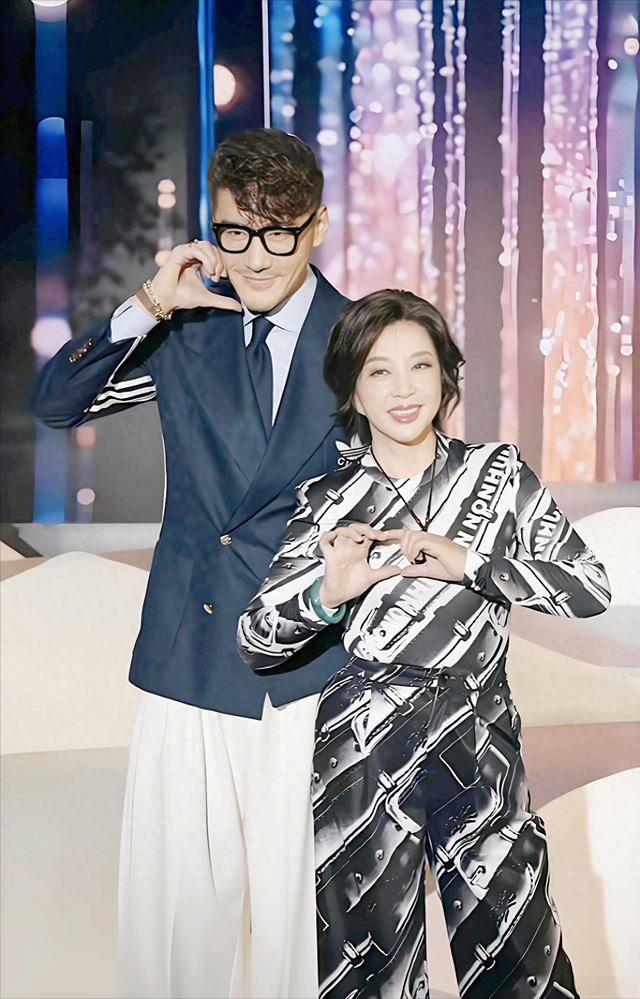 75岁刘晓庆与胡兵走红毯！看上去像姐弟俩，两人都是孤家寡人