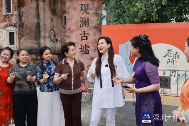 谭晶闪现深圳，在景点和阿姨、游客即兴唱歌