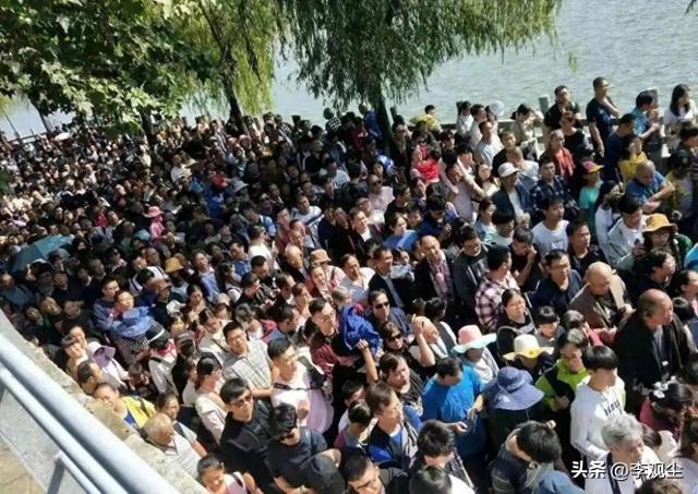 国庆3大名场面：国内景区人挤人，东非草原大堵车，电车卡在高速