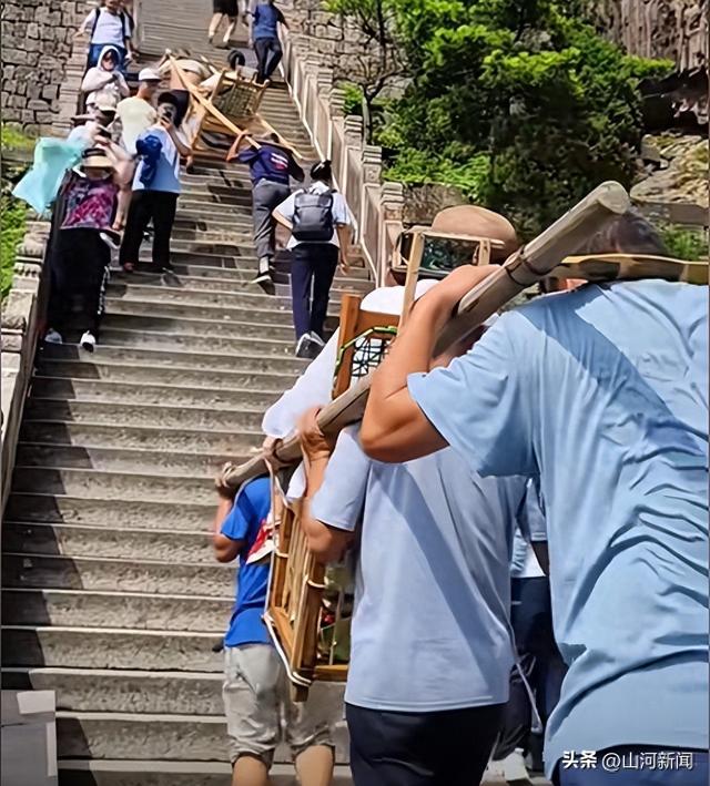 263斤男子斥巨资请轿夫抬上山，知情人爆内幕，后续让人哭笑不得